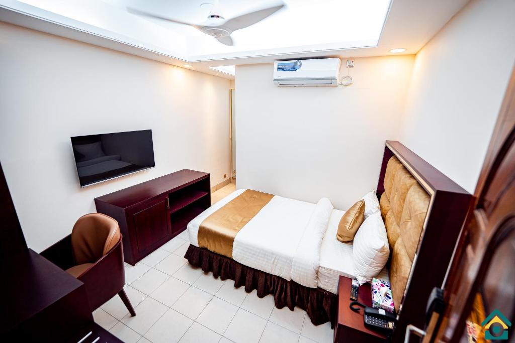 Standard Deluxe Single Room in Uttara Sector 1